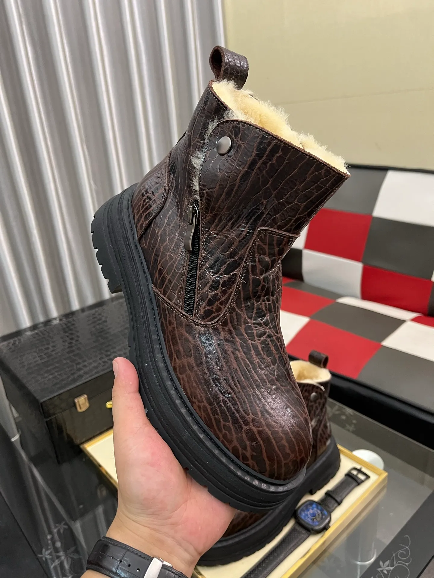Ex-factory price: 680⌚️⌚️Thick wool imported from Australia Brand: UGG genuine purchasing agent Size: 39-44 (45 customized) Grade: Official website 1:1 Material: First layer of genuine leather waterproof and antifreeze upper Real wool lining Original non-slip and wear-resistant outsole Style category: Men's casual shoes Trendy style Comfortable on the feet Color: Official website color synchronization